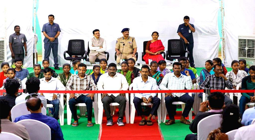 തെലങ്കാന ഡിജിപിക്ക് മുന്നിൽ കീഴടങ്ങി 37 മാവോയിസ്റ്റുകൾ