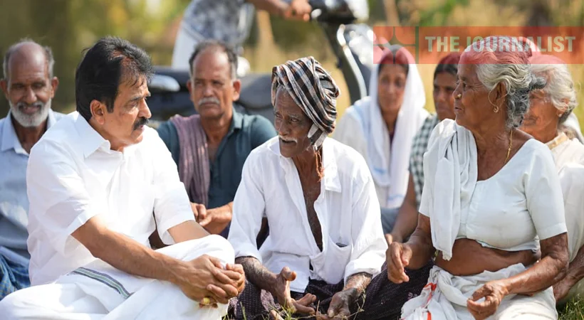 6 രൂപ സബ്‌സിഡി പിന്‍വലിച്ചത് കൊലച്ചതി; കര്‍ഷകരുടെ കണ്ണീര്‍പ്പാടത്ത് കെസി വേണുഗോപാൽ; കൈവിടില്ലെന്ന് ഉറപ്പ്