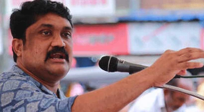 വി ഡി സതീശൻ സവർക്കറുടെ മുന്നിൽ കുനിഞ്ഞതുപോലെ പിണറായി വിജയൻ ആർക്കും മുന്നിൽ മുട്ടുമടക്കില്ല: എ എ റഹിം