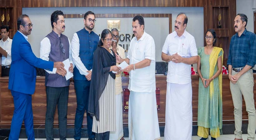 മുണ്ടത്തിക്കോട് ദുരന്തബാധിതർക്കായി എം.എ. യൂസഫലി പ്രഖ്യാപിച്ച സഹായധനം കൈമാറി; നന്ദി അറിയിച്ച് മന്ത്രി കെ മുരളീധരൻ