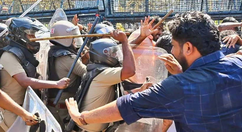 സെക്രട്ടറിയേറ്റിലേക്ക് എസ്എഫ്ഐ മാർച്ച്; പൊലീസ് ജലപീരങ്കി പ്രയോഗിച്ചതോടെ വൻ സംഘർഷം