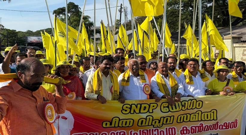ഗോകുലം ഗോപാലന്റെ നേതൃത്വത്തിൽ വെള്ളാപ്പള്ളിയ്ക്ക് എതിരെ ആലപ്പുഴയിൽ പീതവിപ്ലവ സമരം;ആയിരങ്ങൾ അണിനിരന്നു