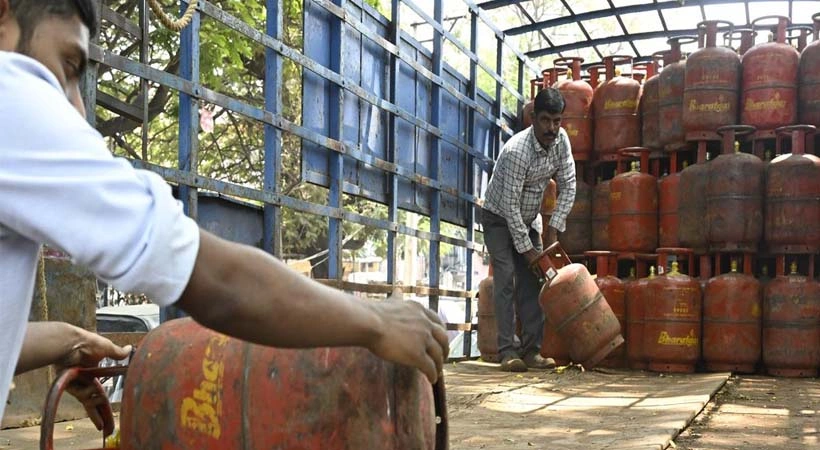 എൽപിജി റീഫിൽ ബുക്കിംഗ് നിയമത്തിൽ മാറ്റം; നഗര-ഗ്രാമ വ്യത്യാസം ഒഴിവാക്കി കേന്ദ്രം